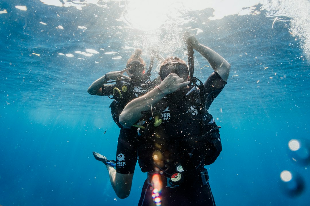 Dwóch nurków ćwiczących umiejętności po kursie Open Water Diver