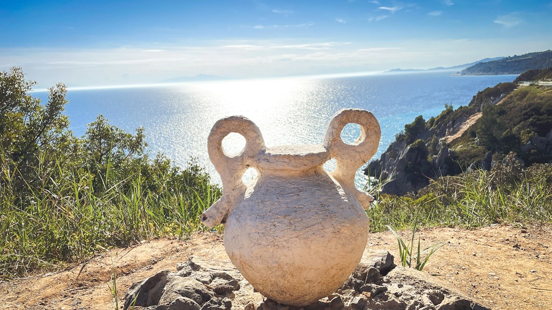 Ceramiczna amfora na tle Morza Śródziemnego; ilustracja do odkrycia archeologicznego u wybrzeży Kekovy