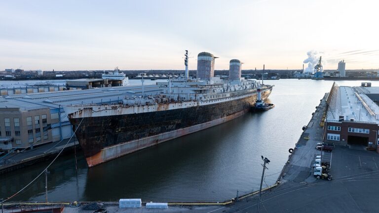 Historyczny transatlantyk SS United States przy nabrzeżu w Filadelfii przed odholowaniem w 2025 roku